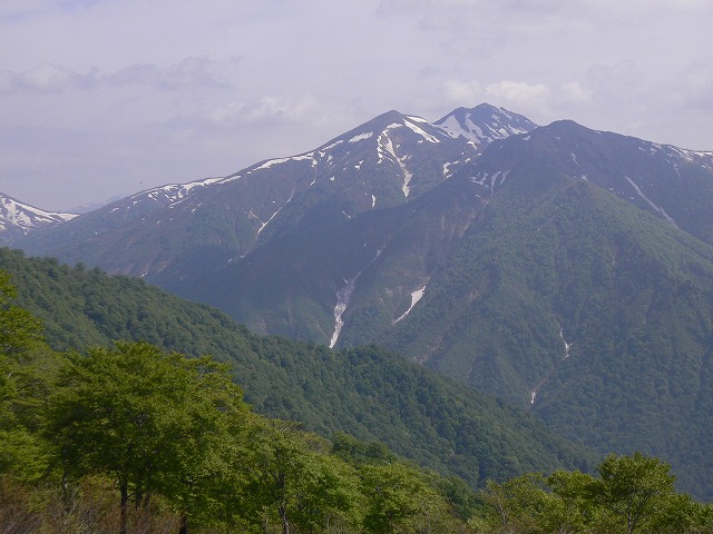 天神平から望む朝日岳方面