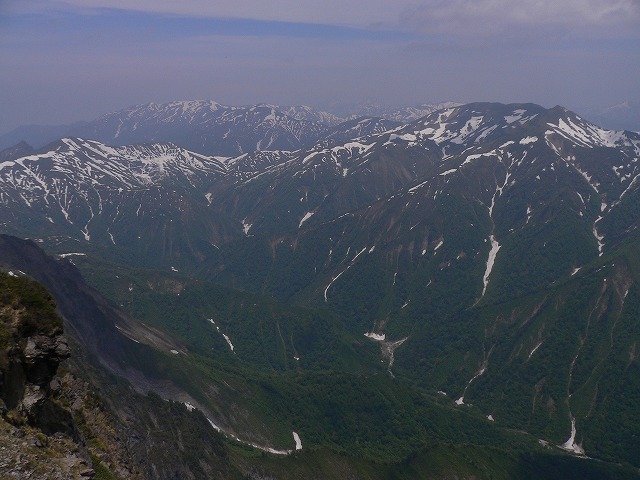 朝日岳と巻機山の間に中ノ岳と越後駒ヶ岳が見える