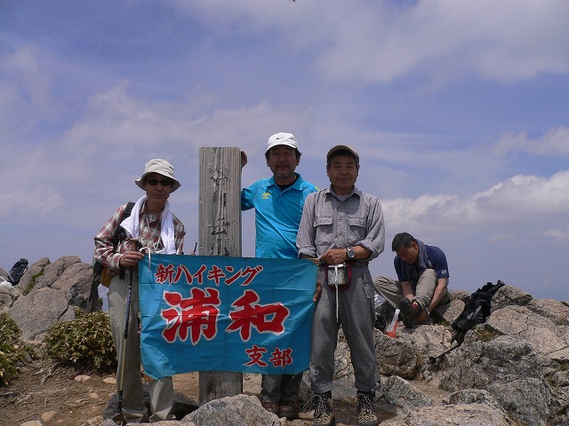 大漁旗を持って記念撮影