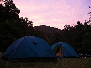 キャンプ場の夜明け
