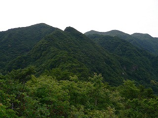 粟ヶ岳山頂を望む