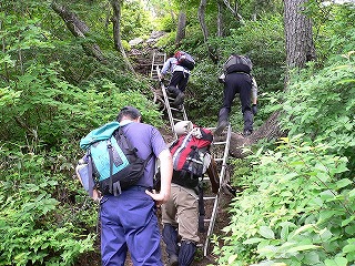 三連の梯子場